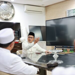 Ramdhan Pomanto saat menerima audiensi Dewan Kemakmuran Masjid Kubah 99 Asmaul Husna di Kediamannya, Jumat (29/3/2024).