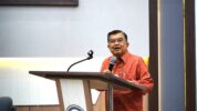 Wakil Presiden ke-10 dan ke-12 Republik Indonesia, Jusuf Kalla, Saat Hadir Sebagai Pembicara Utama dalam Kegiatan Sarasehan Ekonomi yang Diselenggarakan oleh Ikatan Keluarga Alumni Ilmu Ekonomi (IKAIE), Fakultas Ekonomi dan Bisnis Universitas Hasanuddin